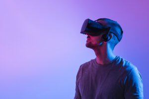 Personne avec casque de réalité virtuelle