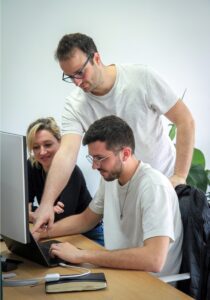 Trois membres de l'agence digitale Feelity devant un écran